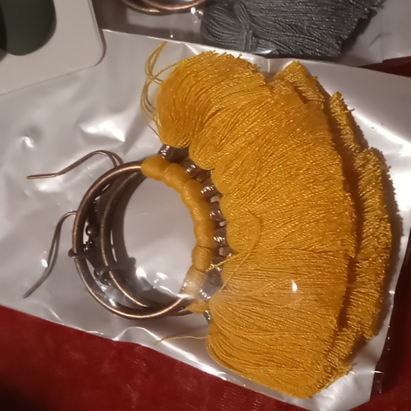 Shein earrings 5 pair a color for everyday of the week. brass color hoop - Picture 5 of 6